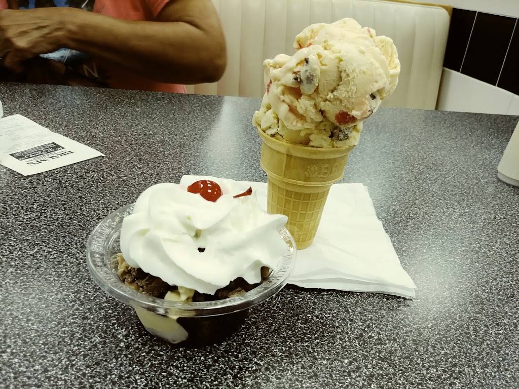 Braums Ice Cream & Burger Restaurant | restaurant | 400 W California St, Gainesville, TX 76240, USA | 9406650202 OR +1 940-665-0202