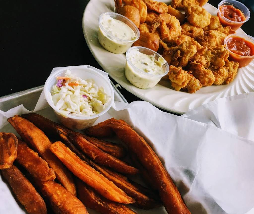 Shuckers Oyster Bar & Grill | restaurant | 96008 Wades Pl, Fernandina Beach, FL 32034, USA | 9042772580 OR +1 904-277-2580