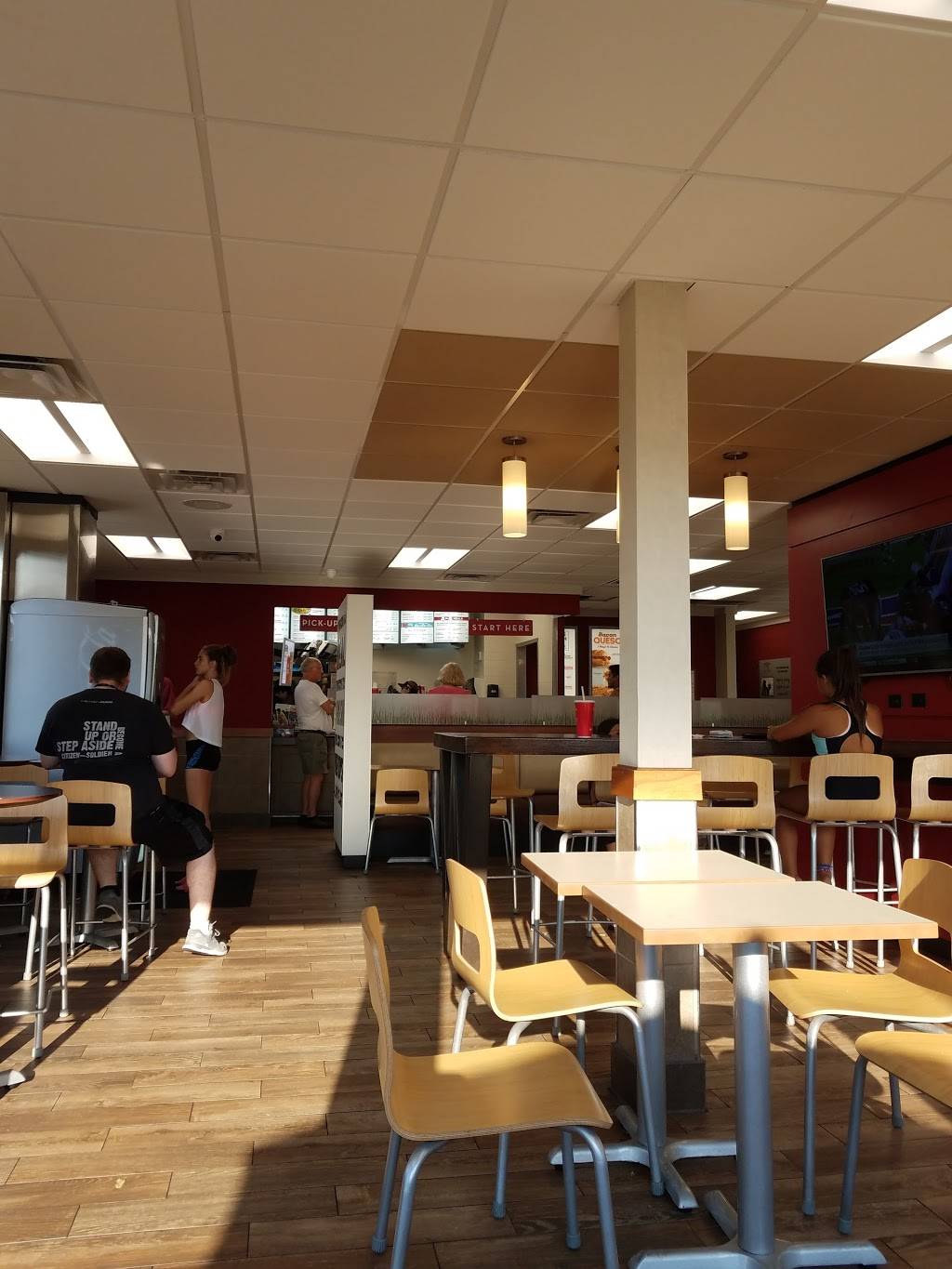 Wendys | restaurant | 1209 N Main St, Huntingburg, IN 47542, USA | 8126835905 OR +1 812-683-5905