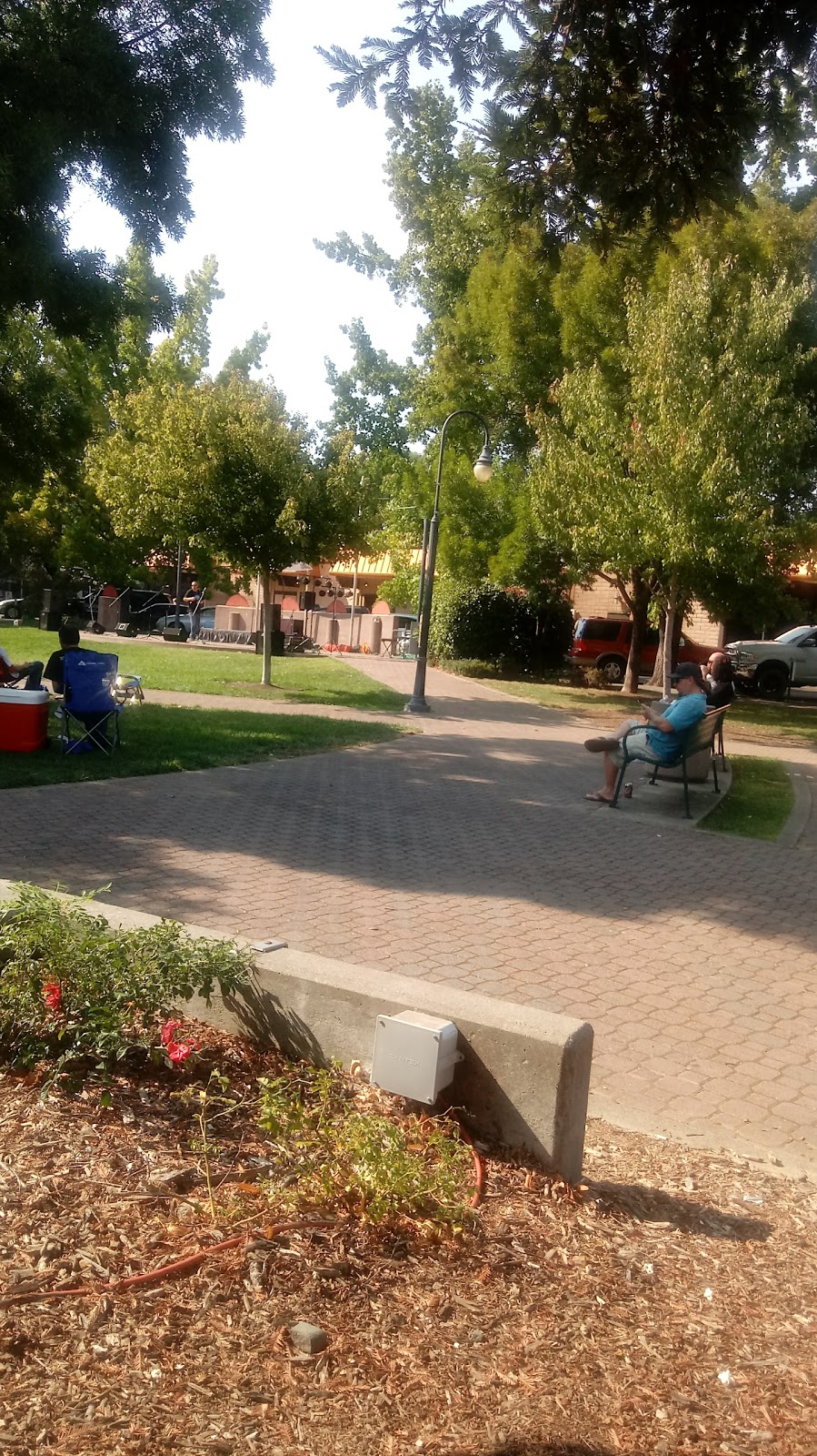 Round Table Pizza | meal delivery | 292 S State St, Ukiah, CA 95482, USA | 7074628866 OR +1 707-462-8866