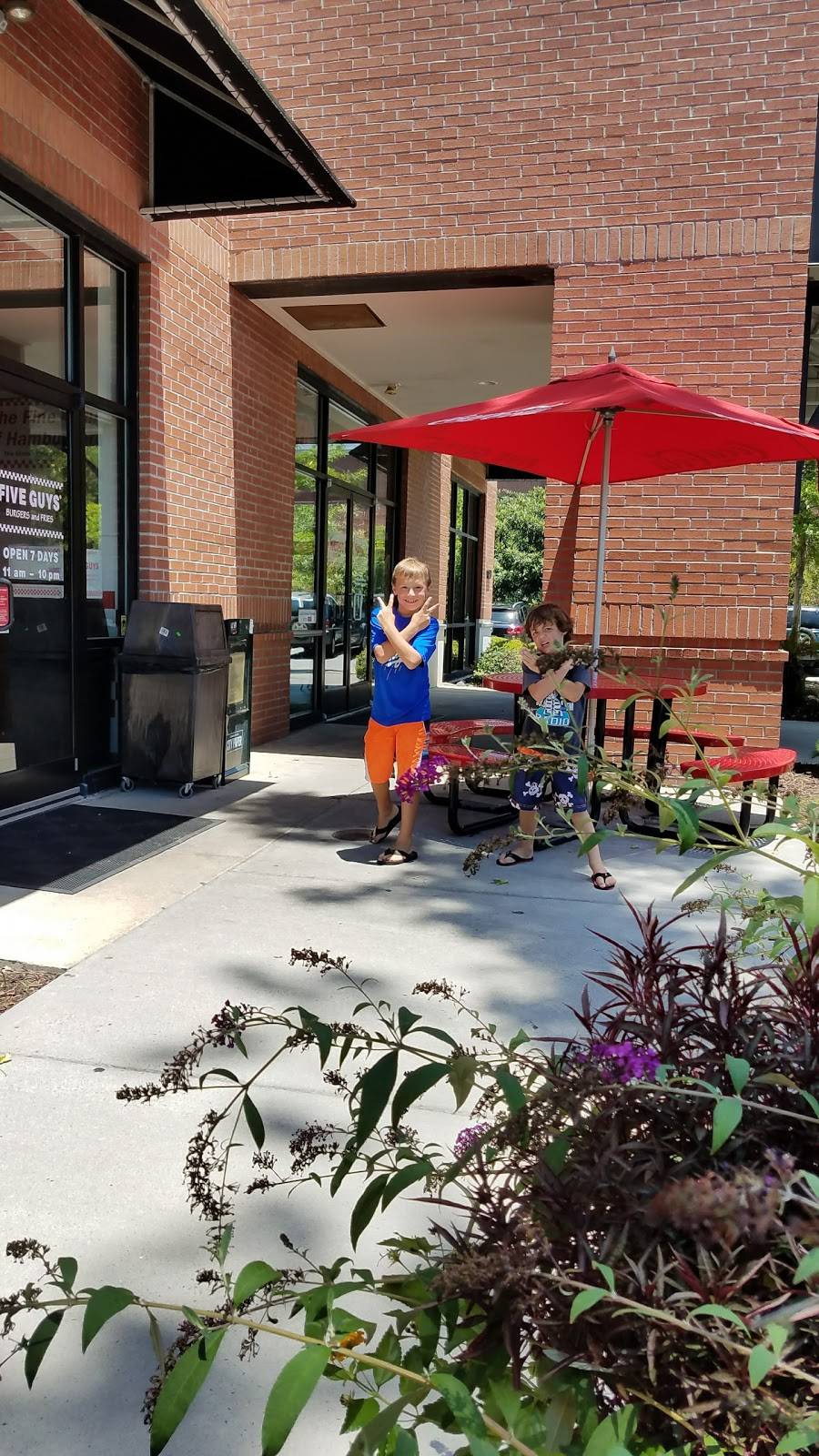 Five Guys | meal takeaway | 1795 Us Highway 17 N, Mt Pleasant, SC 29464, USA | 8438814550 OR +1 843-881-4550