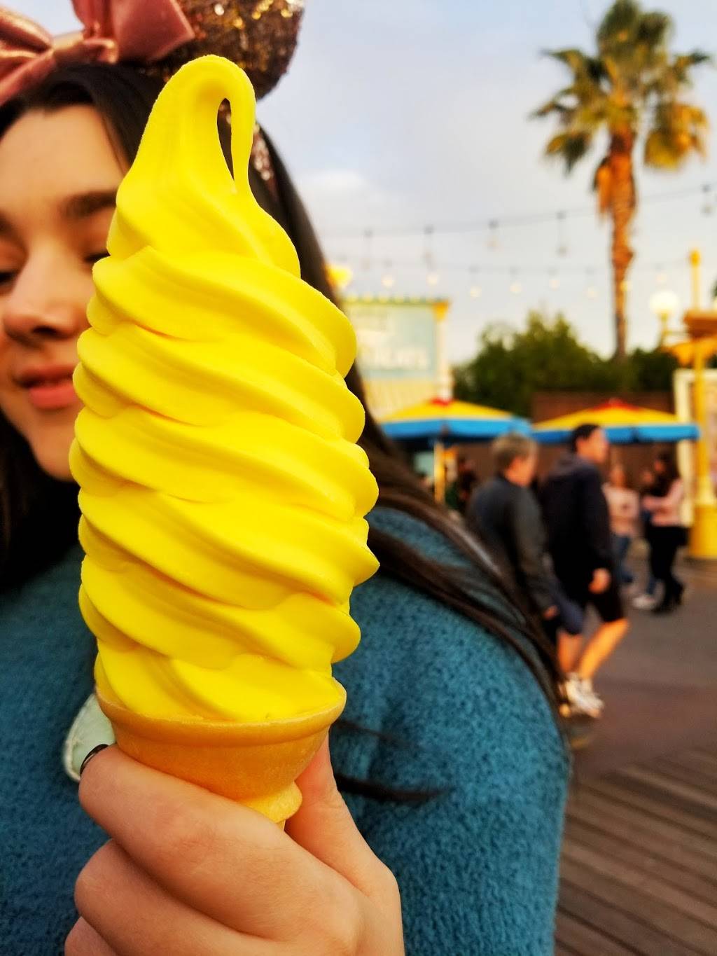 Adorable Snowman Frosted Treats | restaurant | 1313 S, Disneyland Dr, Anaheim, CA 92802, USA | 7147813463 OR +1 714-781-3463