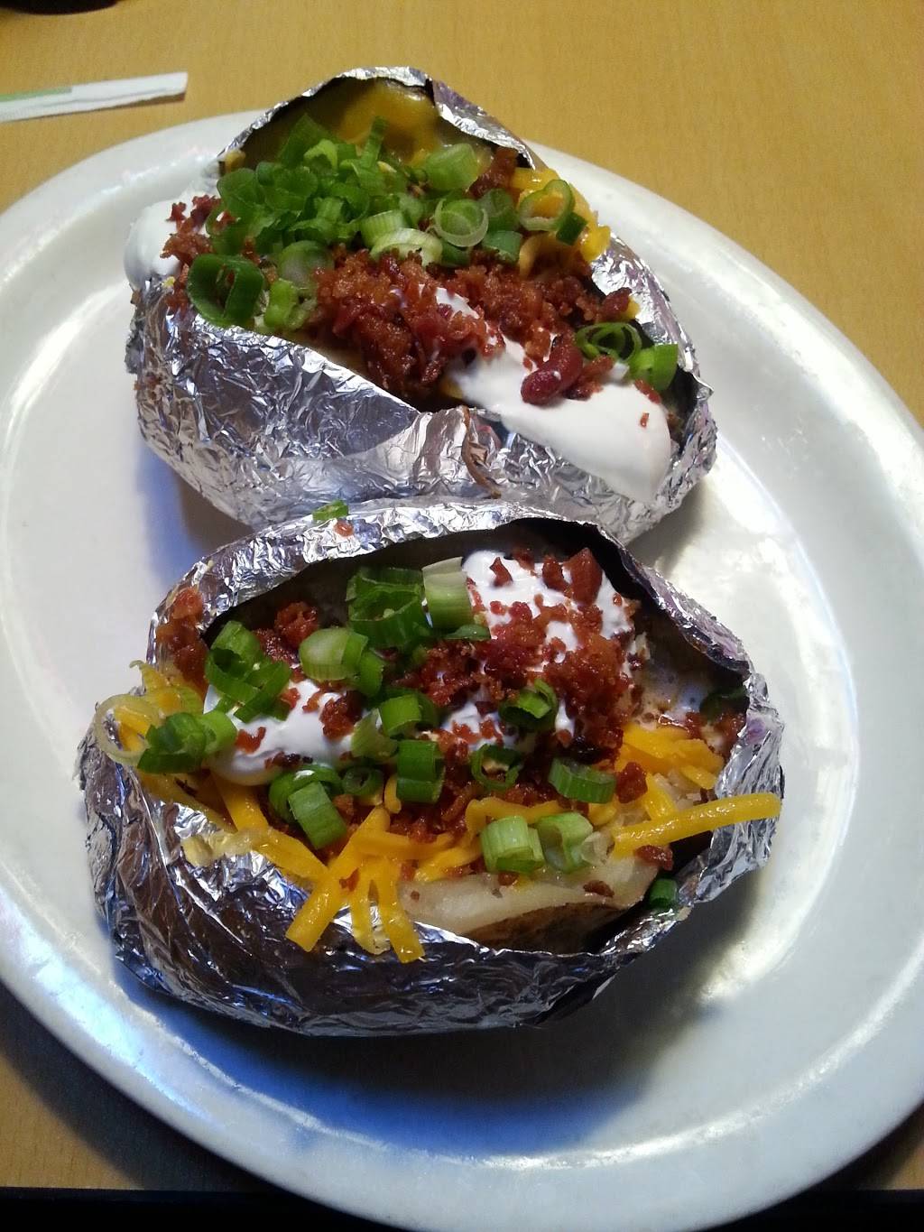 Leons Steakhouse Saloon | restaurant | 2112 S Eastman Rd, Longview, TX 75602, USA | 9037539415 OR +1 903-753-9415