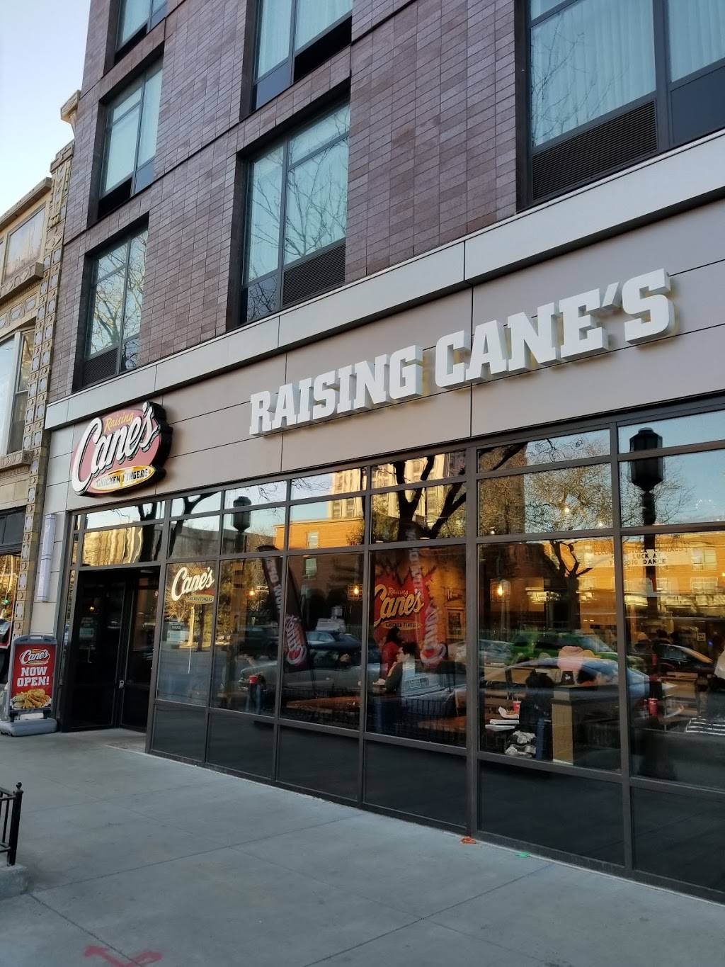 Raising Canes Chicken Fingers | meal takeaway | 6568 N Sheridan Rd, Chicago, IL 60626, USA | 7733819480 OR +1 773-381-9480