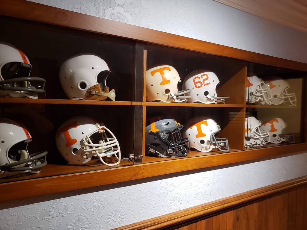 Saloon 16 | restaurant | 1706 Cumberland Ave, Knoxville, TN 37916, USA | 8654375500 OR +1 865-437-5500