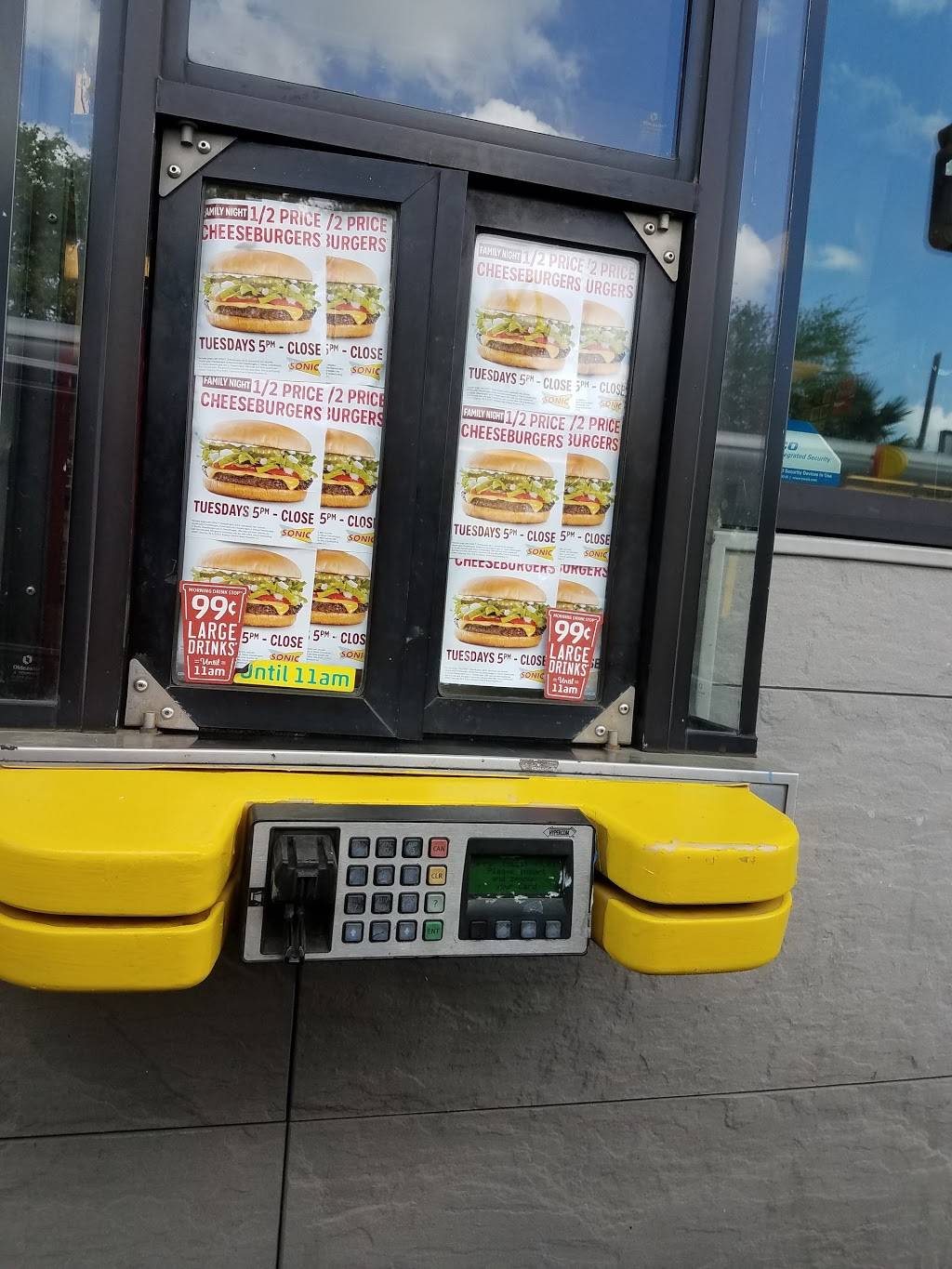 Sonic Drive-In | restaurant | 3510 Roosevelt Ave, San Antonio, TX 78214, USA | 2109243398 OR +1 210-924-3398