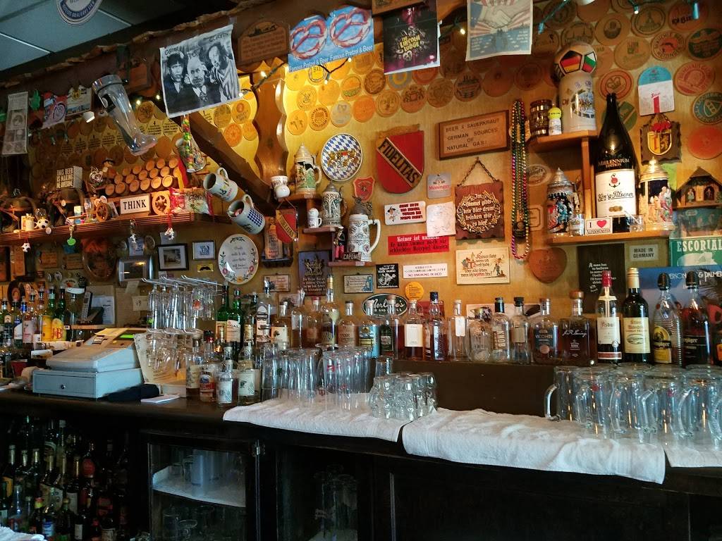 Resis Bierstube | restaurant | 2034 W Irving Park Rd, Chicago, IL 60618, USA | 7734721749 OR +1 773-472-1749