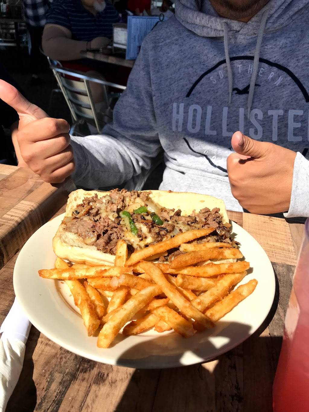 Shuckers Oyster Bar & Grill | restaurant | 96008 Wades Pl, Fernandina Beach, FL 32034, USA | 9042772580 OR +1 904-277-2580