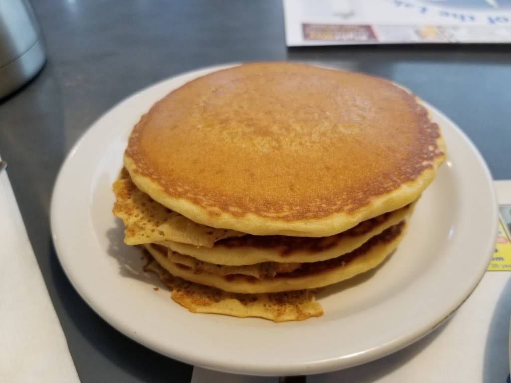 Flap Jack Family Restaurant | restaurant | 102 W Carpenter St, Charlevoix, MI 49720, USA | 2315476466 OR +1 231-547-6466