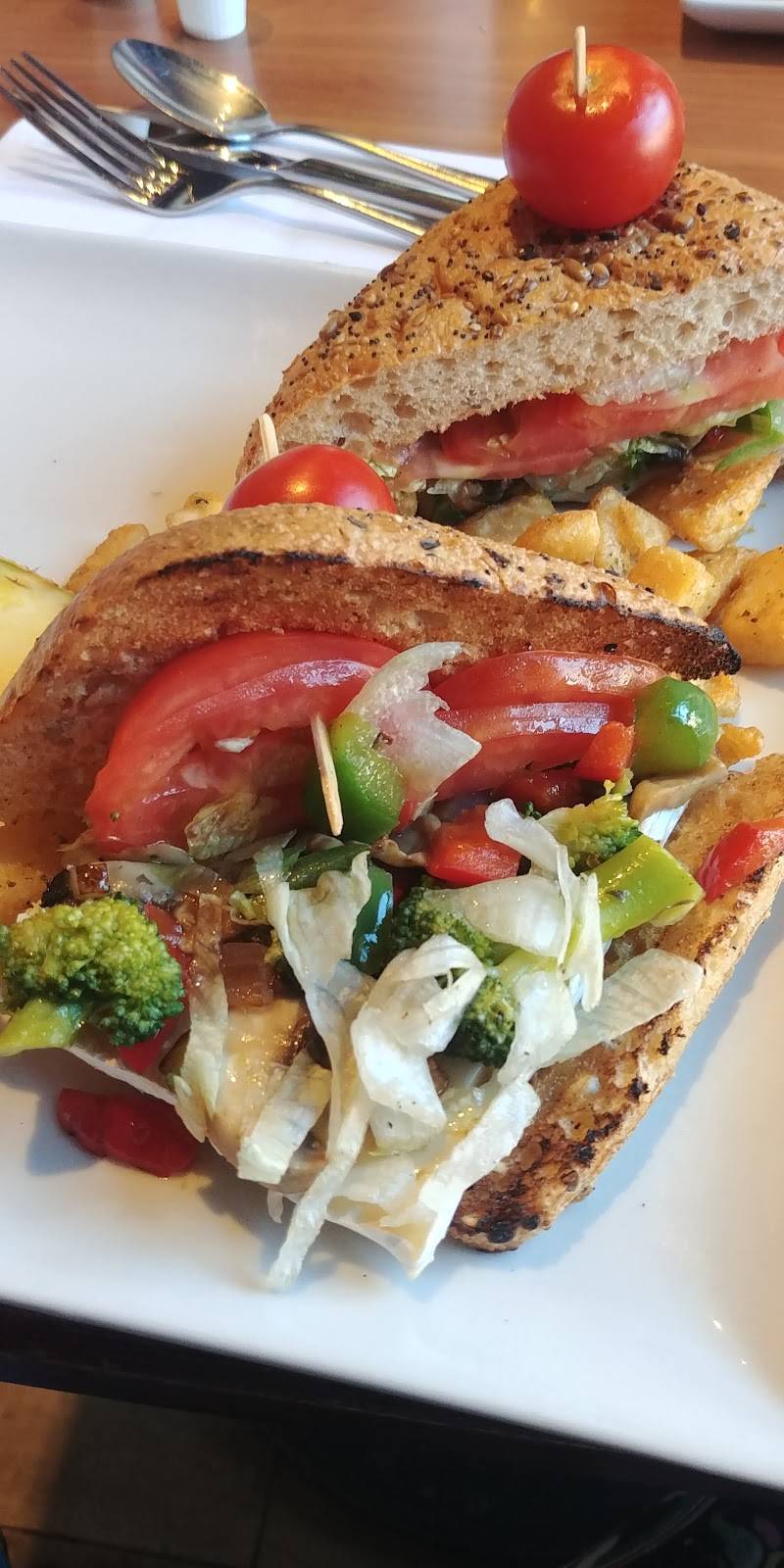 Bistro a LEnvers | restaurant | 3700 Rue du Campanile, Québec, QC G1X 4G6, Canada | 4186585599 OR +1 418-658-5599