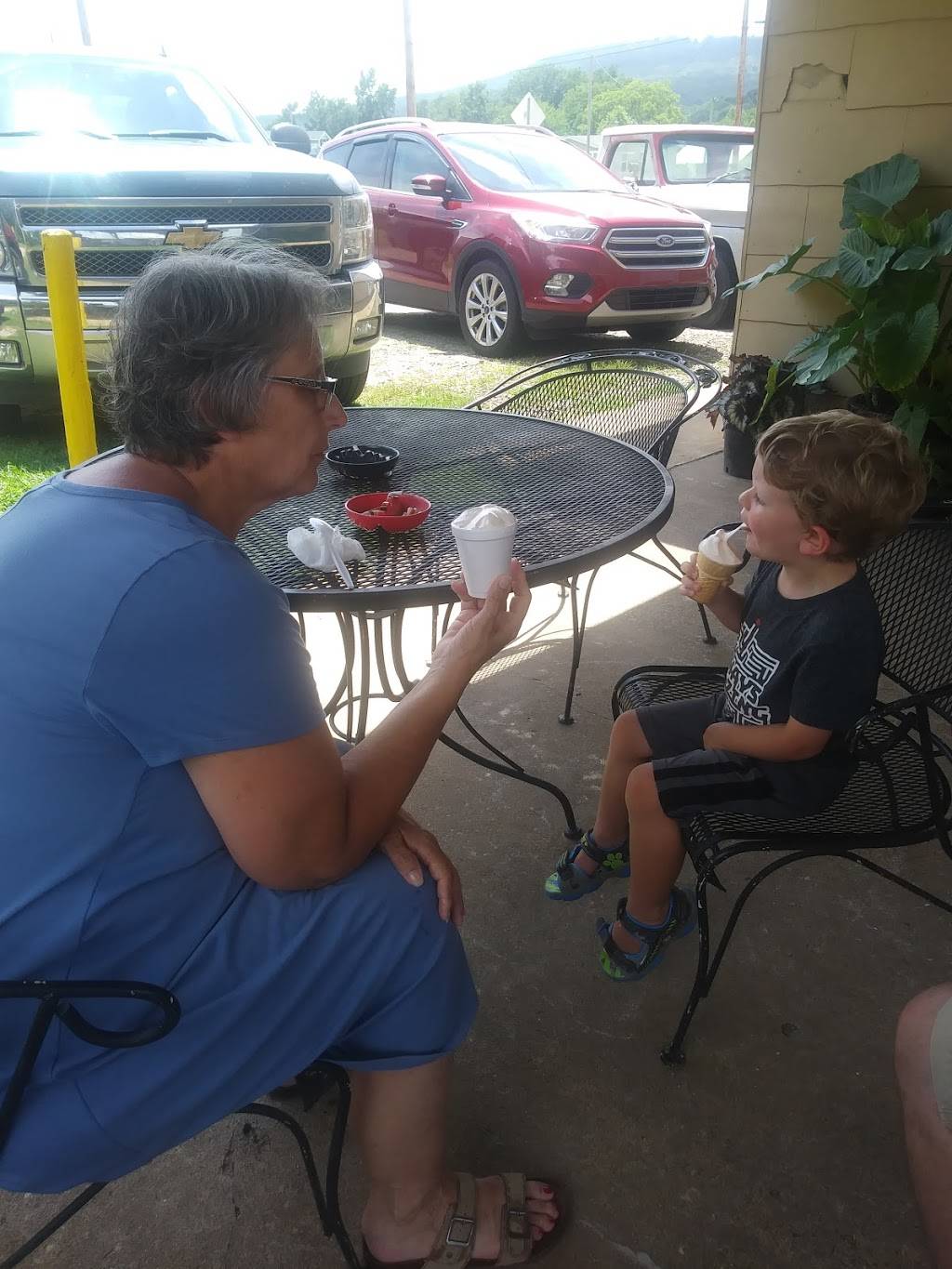 Dairy Dream | restaurant | 1600 US-71, Mountainburg, AR 72946, USA | 4793692295 OR +1 479-369-2295