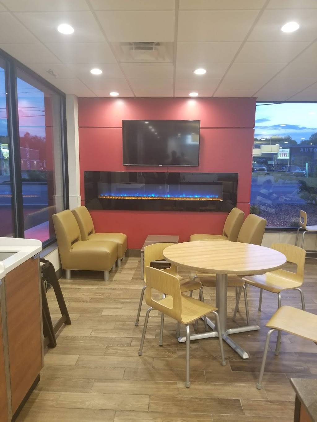 Wendys | restaurant | 133 Center St, Auburn, ME 04210, USA | 2077824572 OR +1 207-782-4572