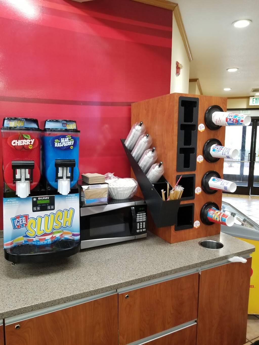 Flying J Travel Center | restaurant | 445 Evansdale Dr, Elk Run Heights, IA 50707, USA | 3192917714 OR +1 319-291-7714