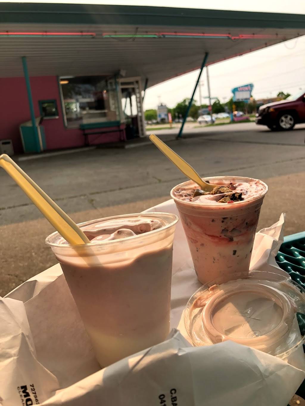 Leons Frozen Custard | restaurant | 121 W Murdock Ave, Oshkosh, WI 54901, USA | 9202317755 OR +1 920-231-7755