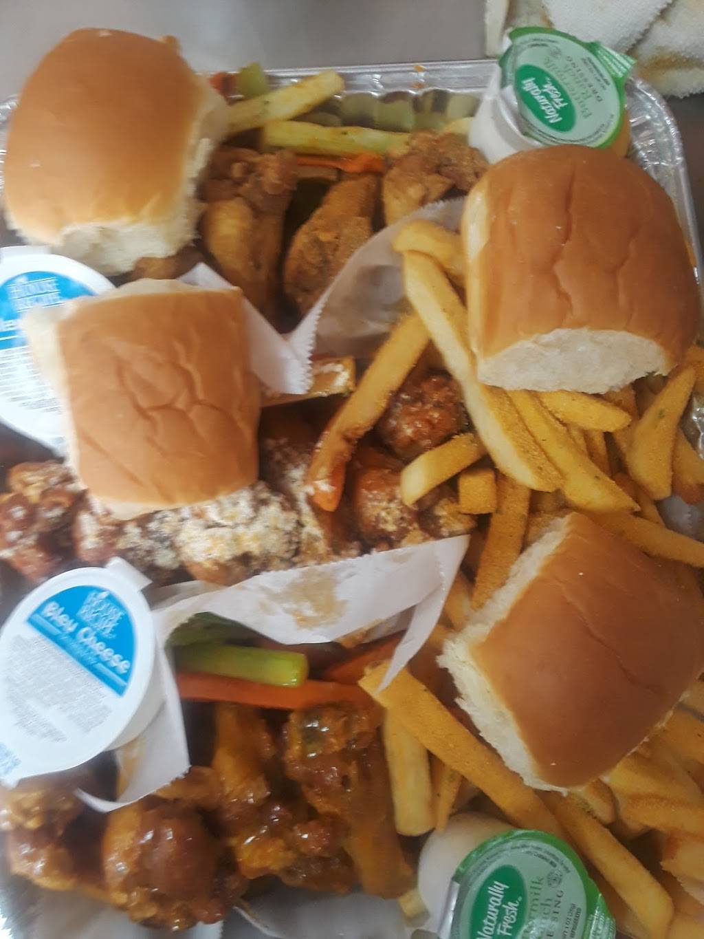 Crumpys Hot Wings Downtown | restaurant | 336 N Dunlap St, Memphis, TN 38105, USA | 9013473179 OR +1 901-347-3179