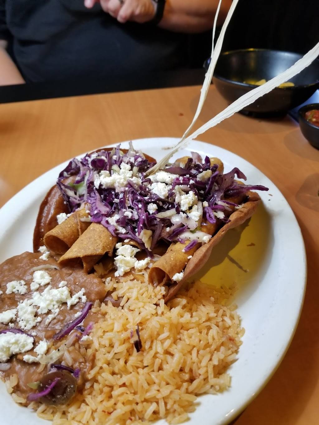 Todo Un Poco | restaurant | 9080 Laguna Main St, Elk Grove, CA 95758, USA | 9166847774 OR +1 916-684-7774