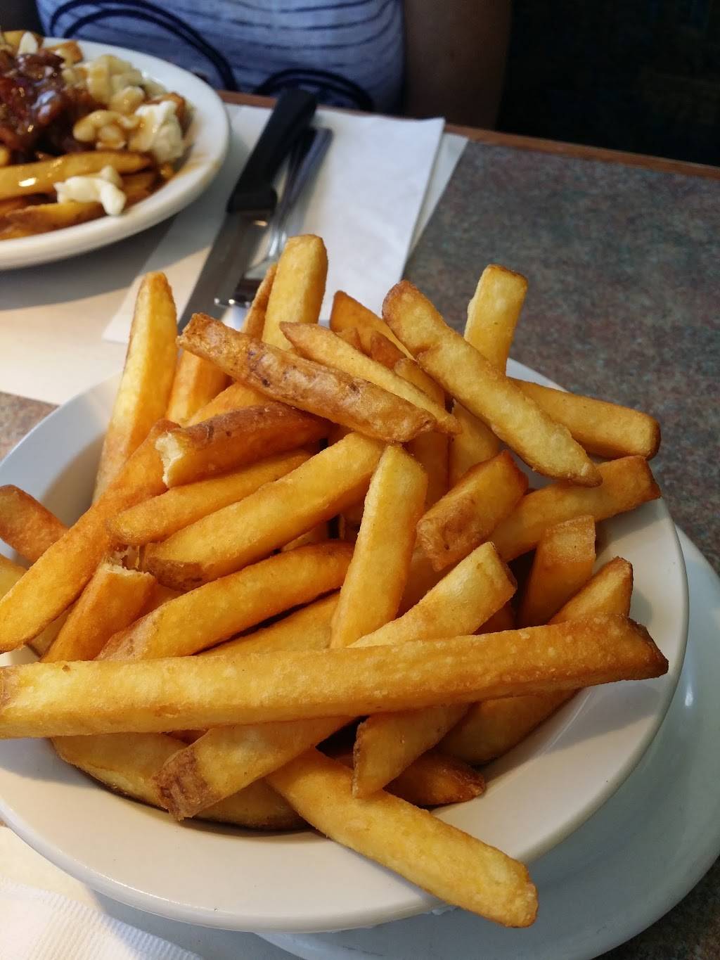 Resto Pointe-aux-Trembles | restaurant | 14775 Rue Notre-Dame Est, Pointe-aux-Trembles, QC H1A 1W3, Canada | 5146421340 OR +1 514-642-1340