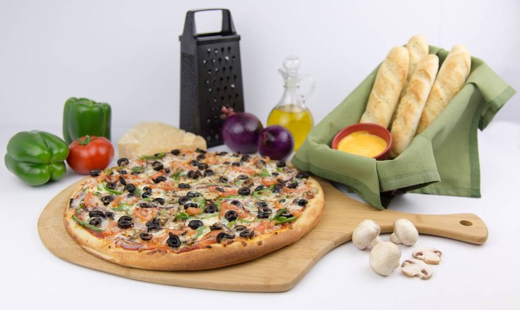 Mama Delucas Pizza | restaurant | 6-160 University Ave W, Waterloo, ON N2L 3E9, Canada | 5198847821 OR +1 519-884-7821