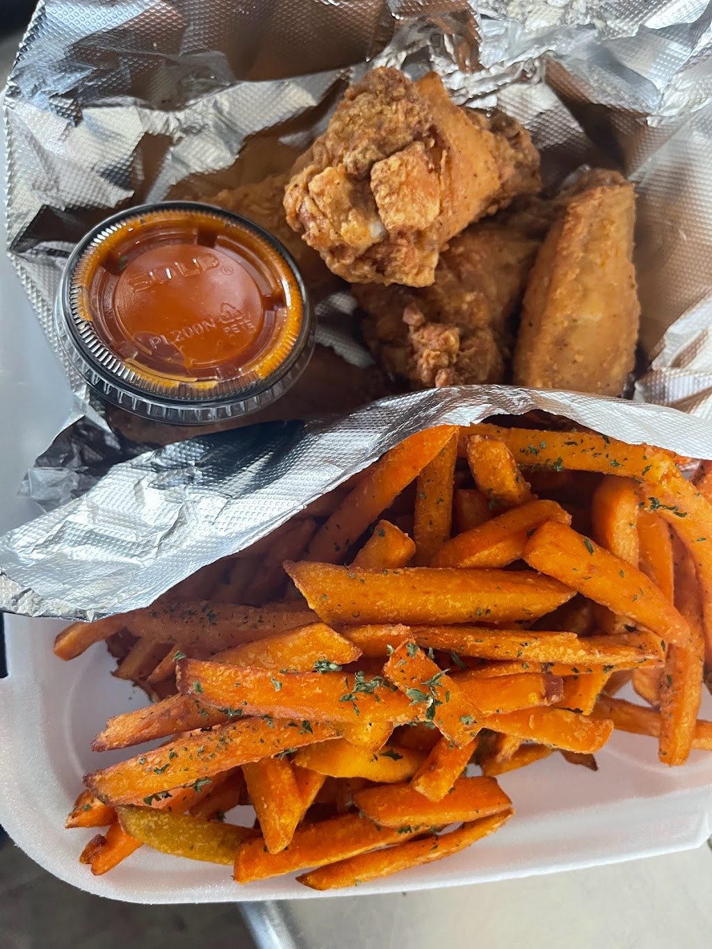 Da Wingz Spot | restaurant | Yellow Food Truck, 7611 Causeway Blvd, Tampa, FL 33619, USA | 8134366051 OR +1 813-436-6051