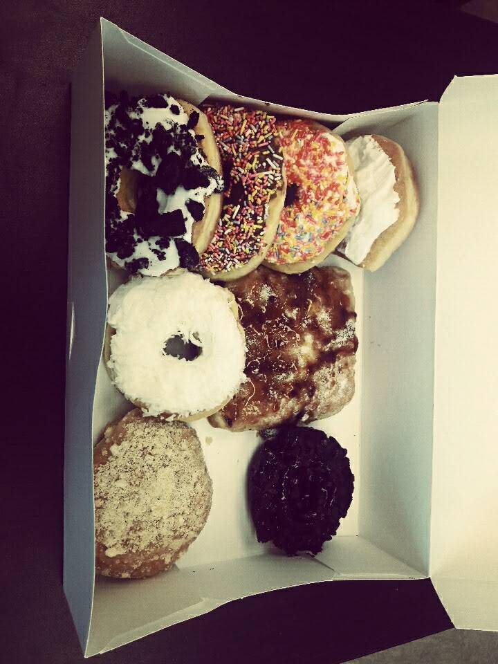 Yummies Donuts & BBQ | bakery | 2001 S Tamiami Trail, Venice, FL 34293, USA | 9414937170 OR +1 941-493-7170