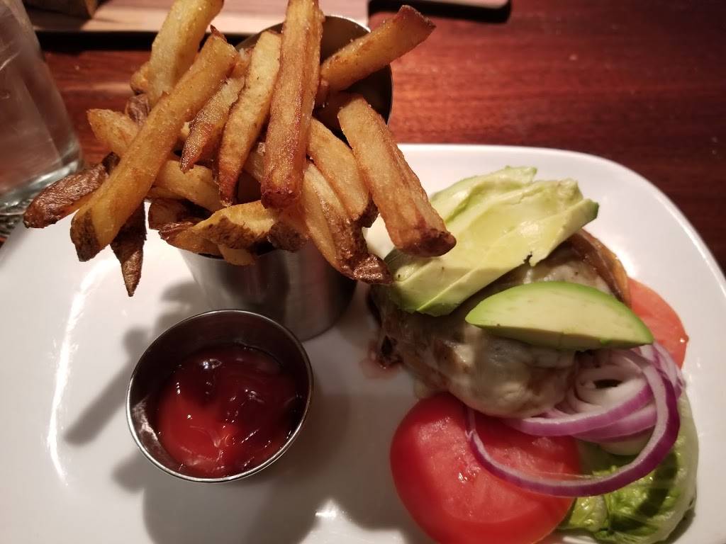 Bridge House Restaurant | restaurant | 49 Bridgeport Ave, Milford, CT 06460, USA | 2038782800 OR +1 203-878-2800