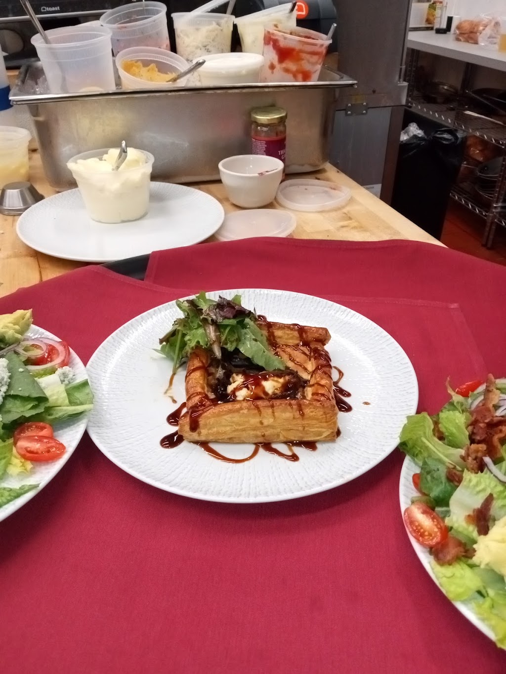 Lighthouse Inn | restaurant | 6 W Guthrie Pl, New London, CT 06320, USA | 8607097883 OR +1 860-709-7883