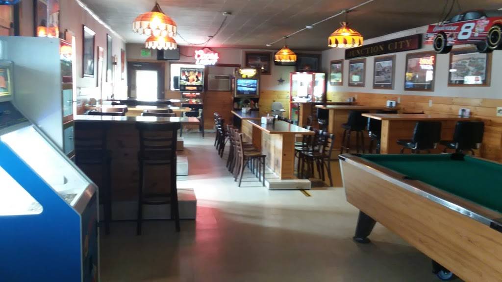 Mike & Betsys Hiawatha | restaurant | 817 Main St, Junction City, WI 54443, USA | 7154572999 OR +1 715-457-2999