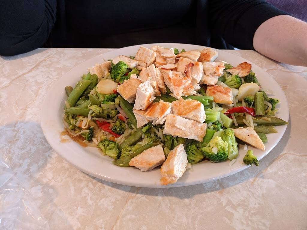 Lukichs Family Dining | restaurant | 3900 Rochester Rd, Troy, MI 48083, USA | 2485289955 OR +1 248-528-9955