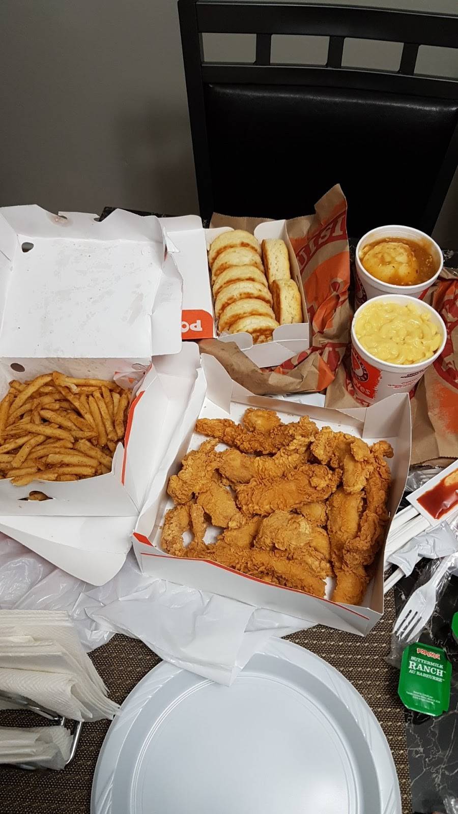 Popeyes | restaurant | 865 York Mills Rd #11, North York, ON M3B 1Y8, Canada | 4169011550 OR +1 416-901-1550