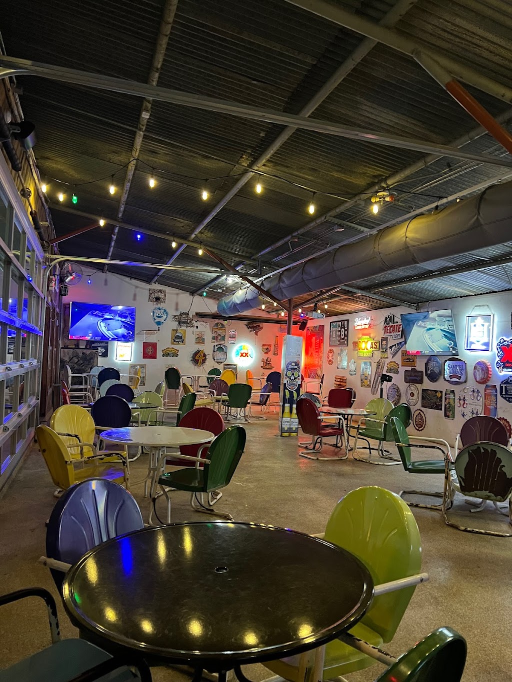 The Friendly Spot Ice House | restaurant | 943 S Alamo St, San Antonio, TX 78205, USA | 2102242337 OR +1 210-224-2337