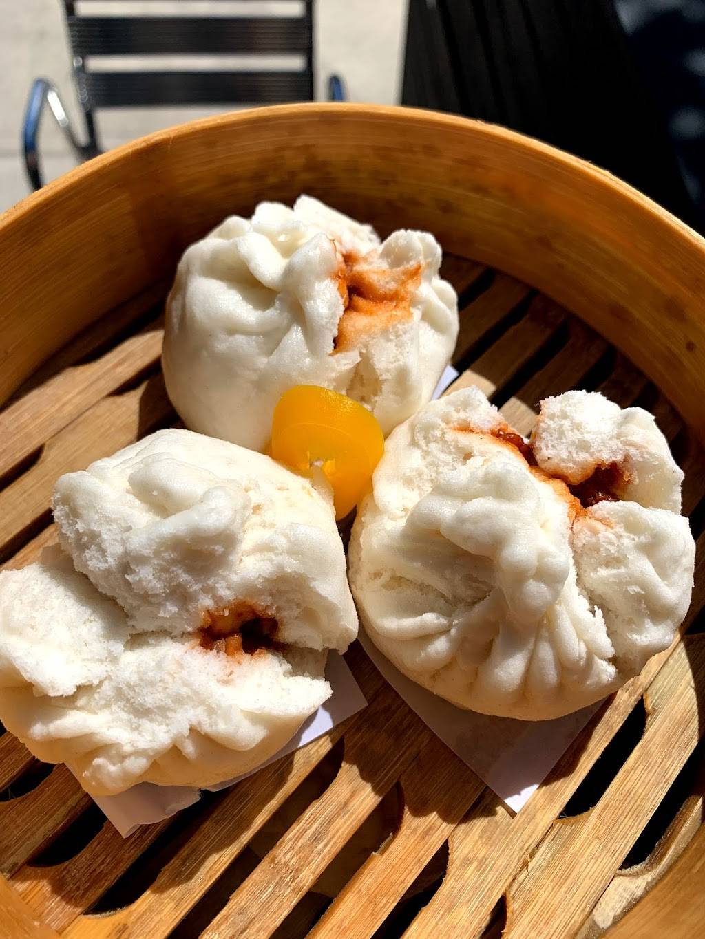 Two Dogs Sports Bar | restaurant | 1620 Bayview Ave, Toronto, ON M4S 1T3, Canada | 6473448286 OR +1 647-344-8286