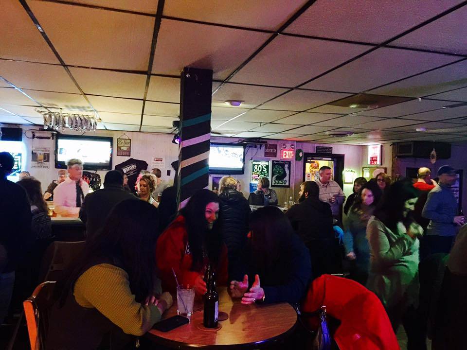 Wayside Saloon | restaurant | 1802 Crossroads Ln N, Freeport, IL 61032, USA | 8152336292 OR +1 815-233-6292