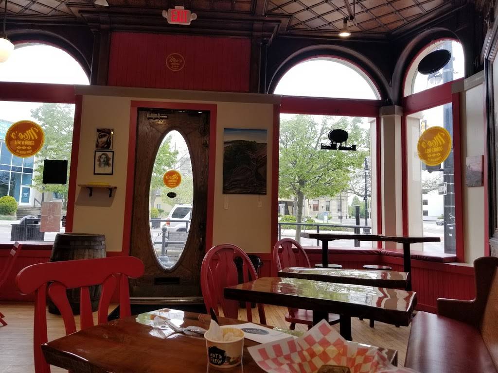 Moes Corner Deli | restaurant | 902 Military St, Port Huron, MI 48060, USA | 8102945109 OR +1 810-294-5109