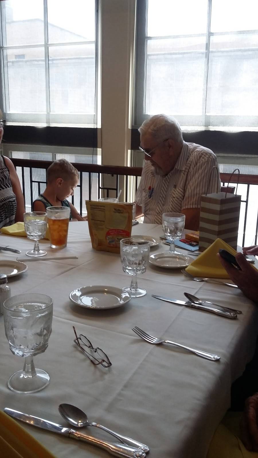 Decatur Club | restaurant | 158 W Prairie Ave, Decatur, IL 62523, USA | 2174294200 OR +1 217-429-4200