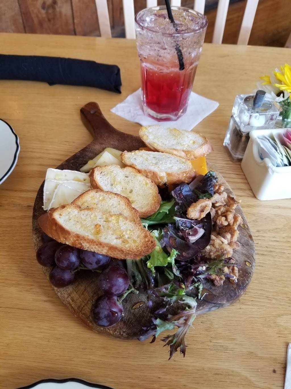 Daniels | restaurant | 48 Main St, Henniker, NH 03242, USA | 6034287621 OR +1 603-428-7621