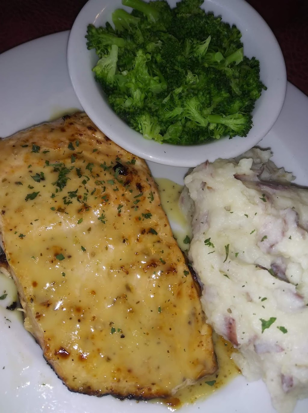 Gillmors Restaurant | restaurant | 236 W Broadway, Lincoln, ME 04457, USA | 2077946565 OR +1 207-794-6565