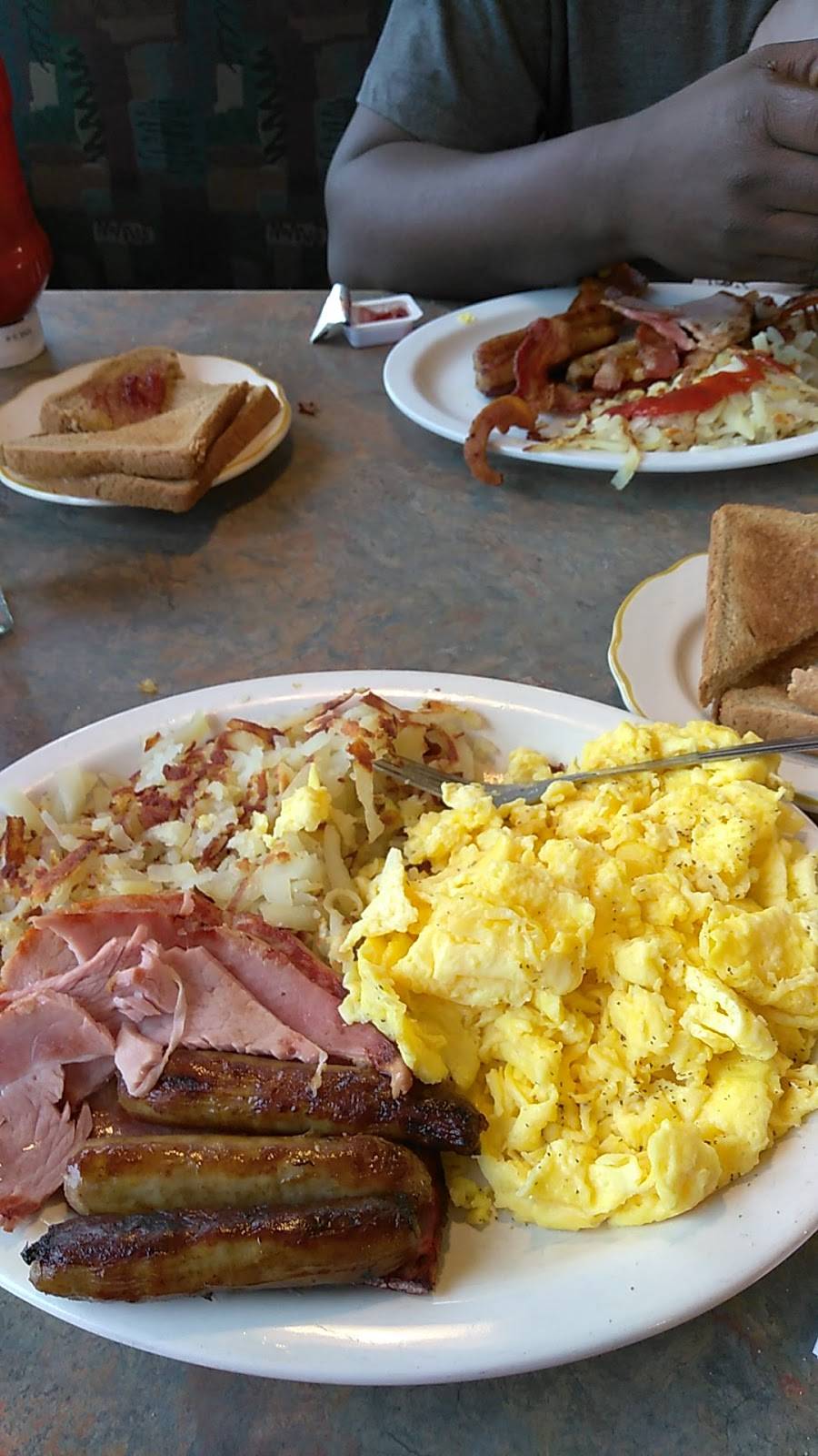 Lucas Coney Island | restaurant | 309 E Michigan Ave, Ypsilanti, MI 48198, USA | 7344835771 OR +1 734-483-5771