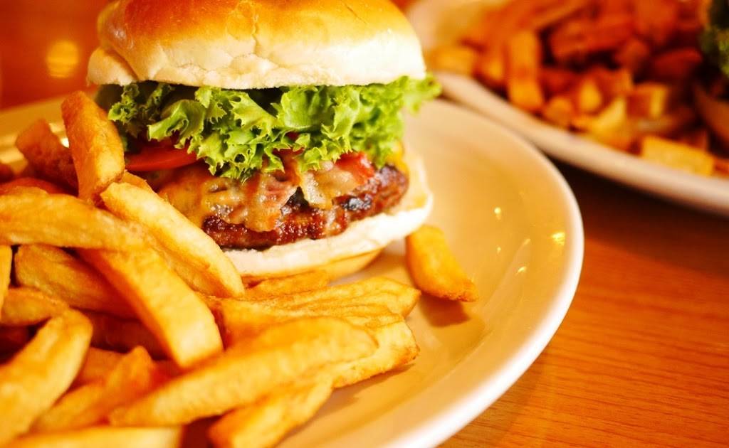 The Boathouse Seafood Restaurant And Waterfront Patio | restaurant | 32 S Front St, Belleville, ON K8N 2Y3, Canada | 6139692211 OR +1 613-969-2211