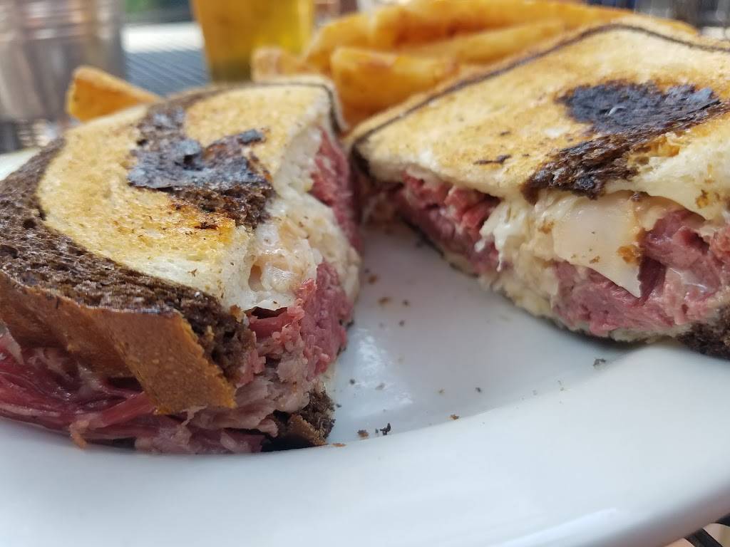 The Fastnet Pub | restaurant | 1 Broadway, Newport, RI 02840, USA | 4018459311 OR +1 401-845-9311