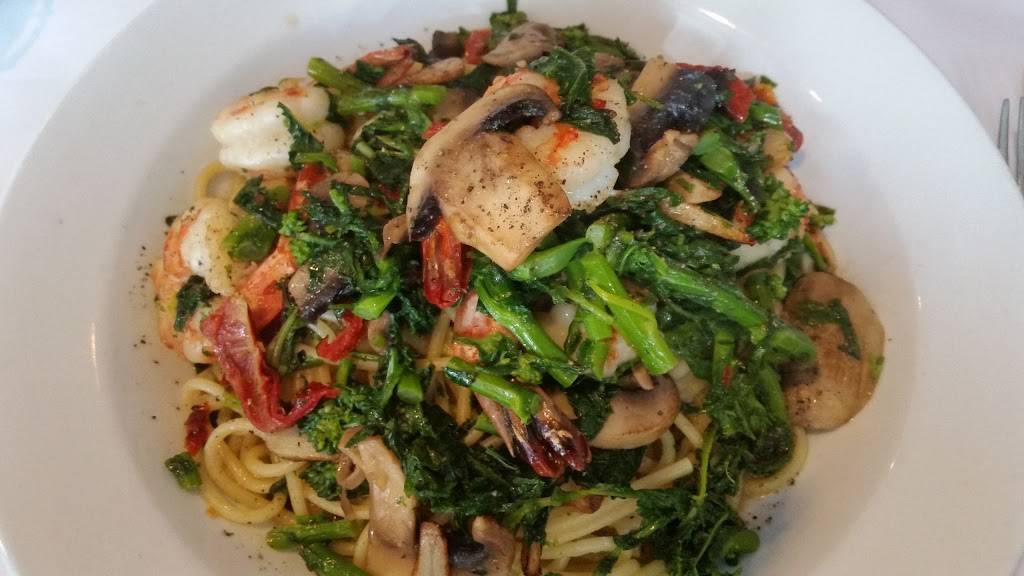 Giannas | restaurant | 1034 N Broadway, Yonkers, NY 10701, USA | 9143750106 OR +1 914-375-0106