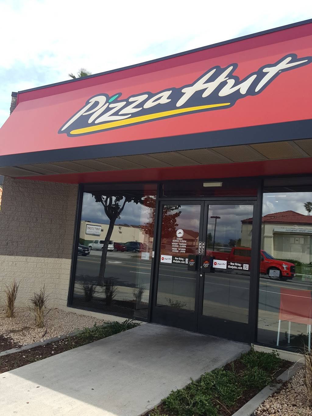 Pizza Hut | restaurant | 9299 Sierra Ave, Fontana, CA 92335, USA | 9098235333 OR +1 909-823-5333