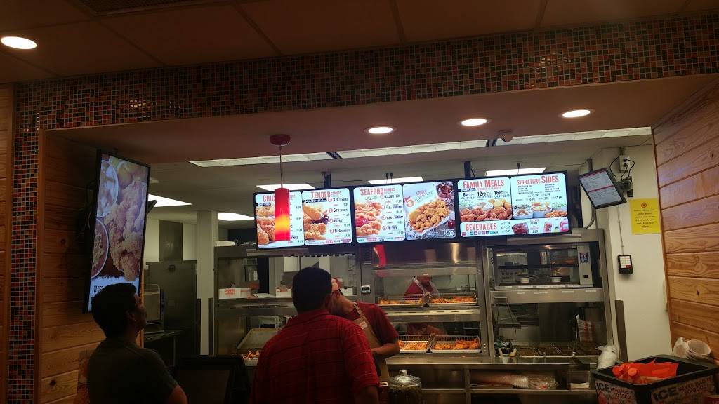 Popeyes Louisiana Kitchen | restaurant | 753 Memorial Dr, Chicopee, MA 01020, USA | 4135933088 OR +1 413-593-3088