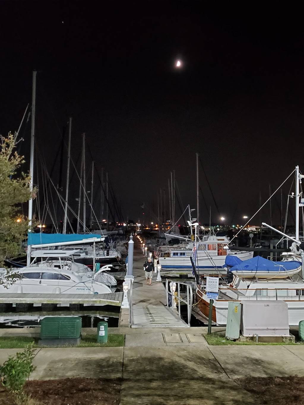 Surf Rider East Beach | restaurant | 9500 30th Bay St, Norfolk, VA 23518, USA | 7579175117 OR +1 757-917-5117