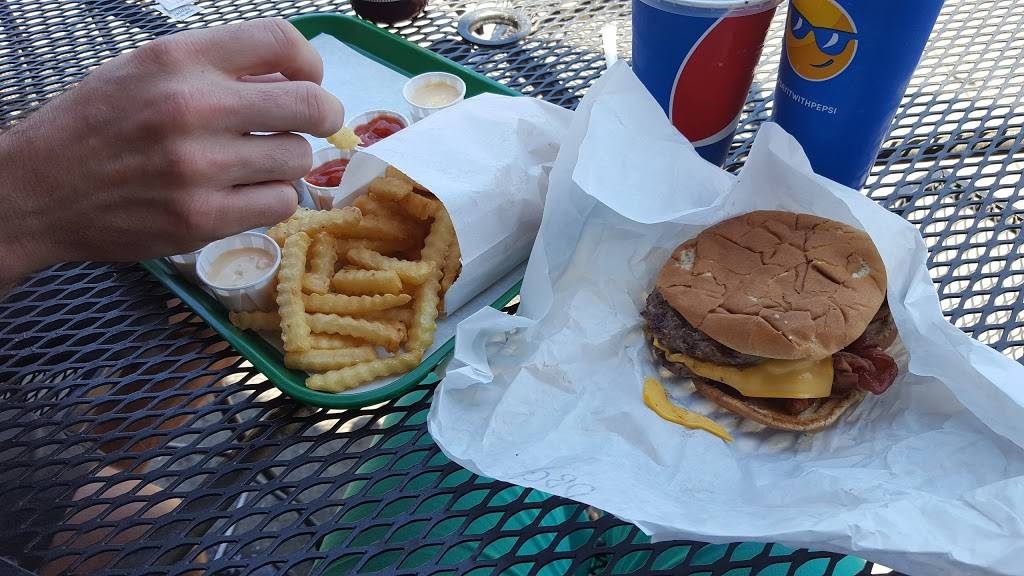 M & G Burgers & Beverages | restaurant | 2017 Sir Francis Drake Blvd, Fairfax, CA 94930, USA | 4154540655 OR +1 415-454-0655