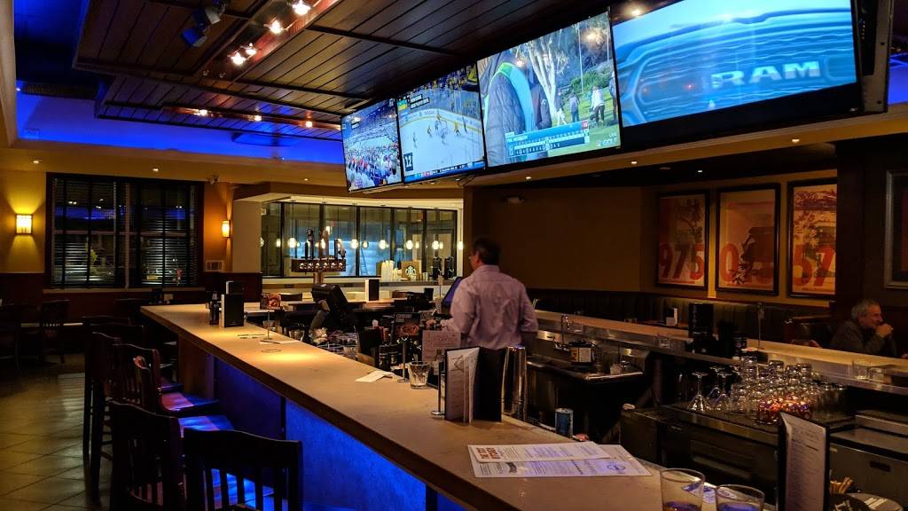 Houlihans | restaurant | 2200 Centreville Rd, Herndon, VA 20170, USA | 7036740454 OR +1 703-674-0454