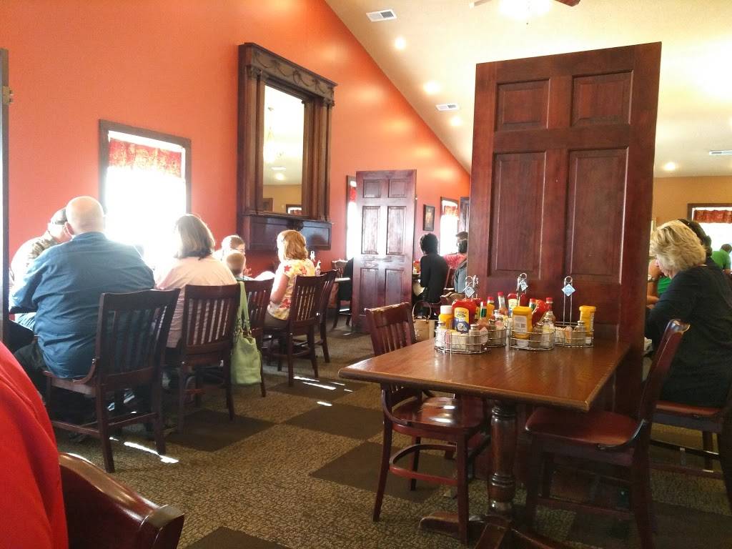 Crossroads Family Restaurant | restaurant | 615 US-50, Versailles, IN 47042, USA | 8126893000 OR +1 812-689-3000