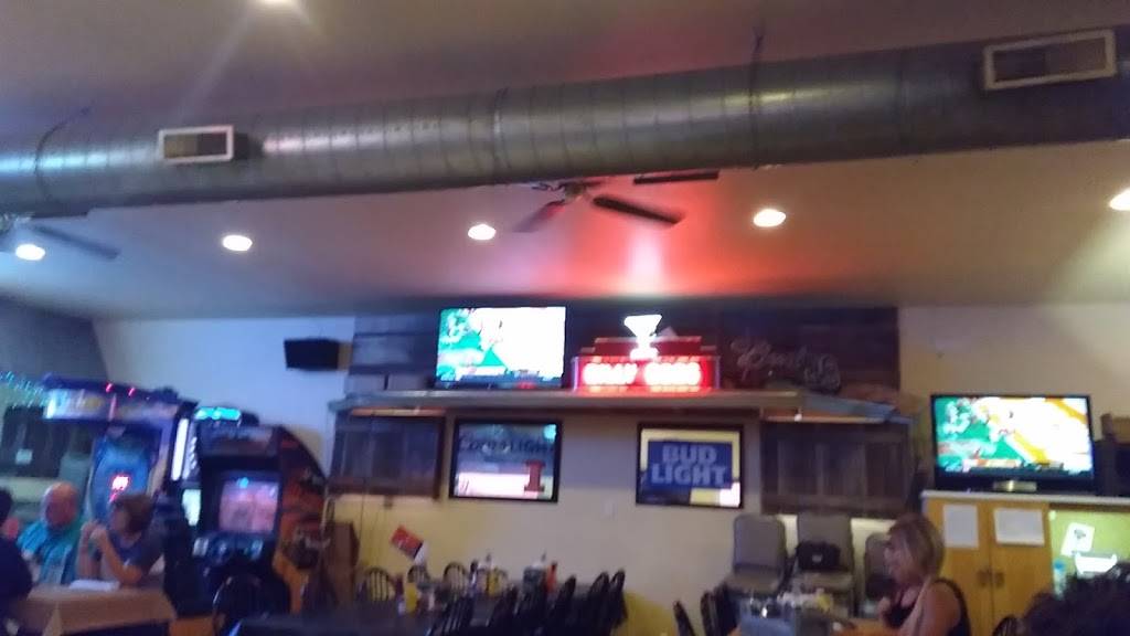 Billy Bobs - Under the Water Tower | restaurant | 105 E Broadway St, Ogden, IL 61859, USA | 2175822277 OR +1 217-582-2277