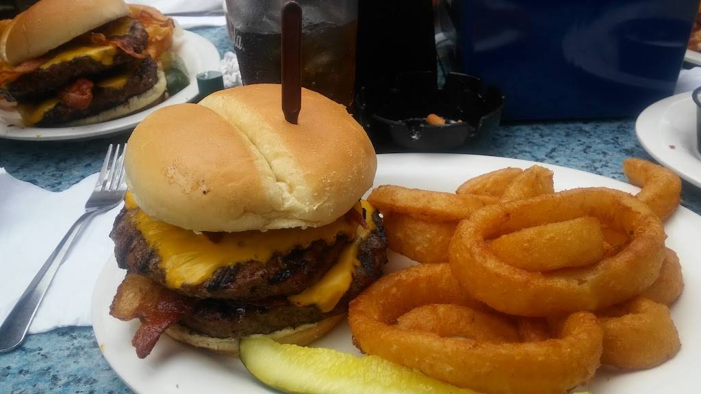 Winking Lizard Tavern | restaurant | 25380 Miles Rd, Bedford, OH 44146, USA | 2168313488 OR +1 216-831-3488