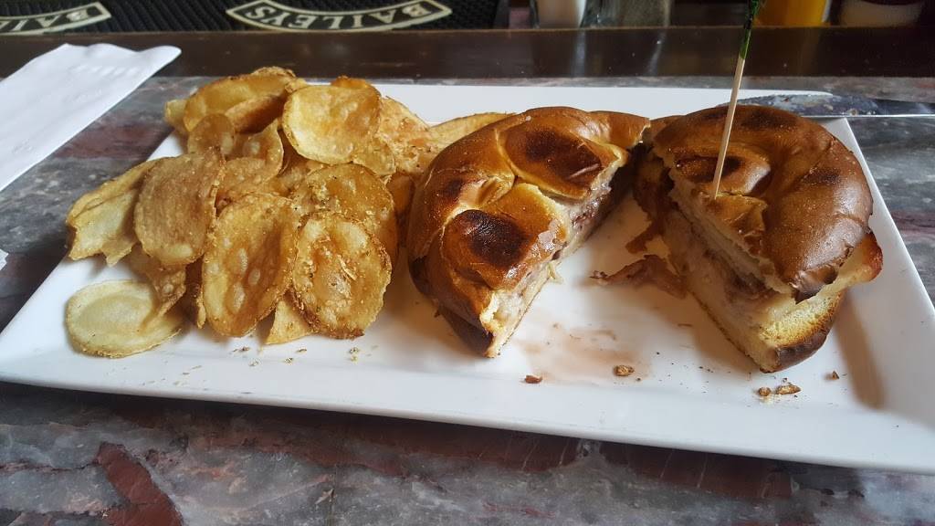 Rosies Pub | restaurant | 106 E Front St, Bloomington, IL 61701, USA | 3098277019 OR +1 309-827-7019