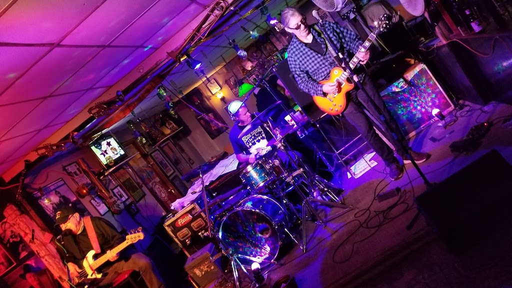 Blues Tavern | restaurant | 2818 Government Blvd, Mobile, AL 36606, USA | 2514797621 OR +1 251-479-7621